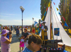 Камышане встретили Петра Первого, прибывшего на Арбузный фестиваль под парусами повторить: «Зело - отменный плод!»