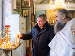 Губернатор Андрей Бочаров пришел поставить свечи на праздничной церковной службе