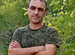 В Камышине проводят в последний путь погибшего в СВО Дениса Коткова