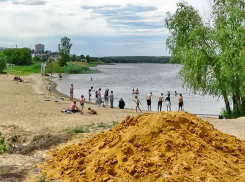 В жару горожане потянулись на пляж под окнами администрации Камышина и нашли его  «не обремененным» благоустройством