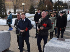 Глава города Станислав Зинченко и депутаты обнажили головы у Вечного огня