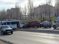 В Камышине на улице Некрасова маршрутка с пассажирами попала в ДТП, вылетев на разделительную полосу и столкнувшись с иномаркой (ВИДЕО)