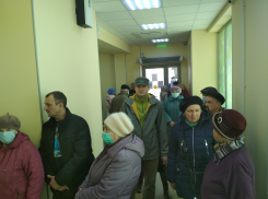 Камышане сгрудились в очереди  в коридоре офиса Сбербанка на Партизанской - тут уж не до дистанции