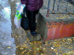 На «Молодежке» посетители аптеки в дождь пробираются к ней, как канатоходцы! - камышанка