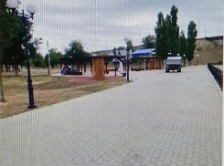 Администрация Камышина сообщила, что муниципальные службы благоустройства вывозят 70 тонн мусора, оставленные на набережной участниками Арбузного фестиваля