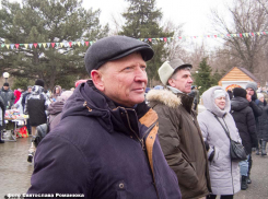Директора камышинского Дворца культуры «Текстильщик» Вячеслава Банкова наградил грамотой губернатор