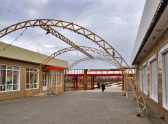 В связи с подготовкой с открытию парка Текстильщиков камышане предлагают снять, наконец, изорванные кеды на проводах над парадным входом