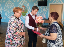 В Камышине в школе №8 для мамы сварщика, а сегодня бойца - участника СВО приготовили розы и дали концерт