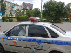 В Камышине дама-водитель сбила пенсионера на переходе и убежала, но экипаж ГАИ ее быстро задержал