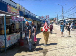 На центральном рынке Камышина установили оригинальный рекламный баннер в виде вафельного стаканчика с мягким мороженым 