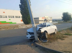 Водителю, «обнявшему» столб в Камышине, повезло: он не пострадал