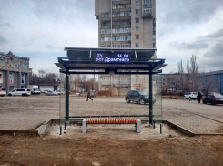 В Камышине после критики в интернет-изданиях «умной» остановки на ней установили лавочку и посыпали вокруг песочком