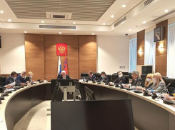 «Первыми прививайтесь, покажите QR-коды и носите маски»: жители Волгоградской области обвинили депутатов и чиновников в двойных стандартах 
