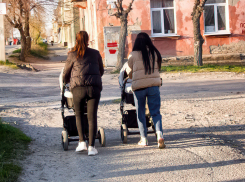 Молодые камышанки по-прежнему в «замедленном темпе» собираются в роддом: за март в городе родилось всего 55 малышей