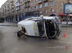 В самом центре Волгограда легла на бок маршрутка: госпитализирован водитель