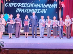 Спикер Камышинской городской думы Владимир Пономарев запечатлелся в «педагогической клумбе»