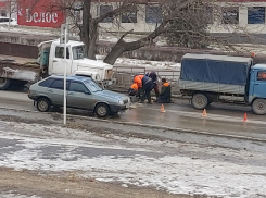 В Камышине на аварийно опасном участке на улице Некрасова устанавливают нового «лежачего полицейского»