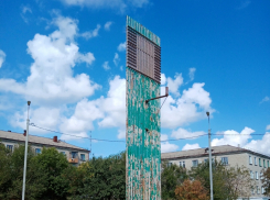 Кто знает, что рекламирует эта облезлая стела в Камышине? - камышанка