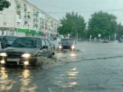 Ливень превратил Михайловку в Венецию (ВИДЕО)