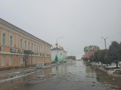 Ливень в Камышине затопил реконструируемую улицу Октябрьскую
