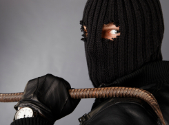 Сотрудниками уголовного розыска регионального Главка задержаны налетчики в масках, проломившие голову фермеру железными прутами