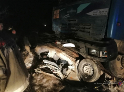 В жуткой аварии минувшей ночью пятеро путешественников - все, кто был в иномарке, влетевшей под бензовоз, - скончались на месте