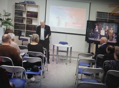 Камышане, собравшись в библиотеке, поставили свои подписи под обращением к губернатору о присвоении городу имени «Рубеж Сталинградской доблести»