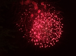 В Камышине в гроздьях салюта в небо «вылетели» 250 тысяч рублей из бюджета за 5 минут, но было очень красиво (ВИДЕО)