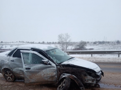 Lada на летней резине рухнула в кювет на смертельной трассе «Каспий»: изранена женщина-пассажир
