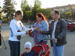 В Камышине начали раздавать георгиевские ленточки
