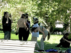 Хвостатые дети на четвереньках в масках животных появились в Волгоградской области, - «Блокнот Волгограда»