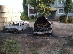 Минувшей ночью на улице Базарова в Камышине на парковке у дома сгорели сразу три автомобиля