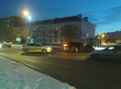 В Камышине на улице Базарова, на третьем городке, с грохотом столкнулись на полном ходу две иномарки