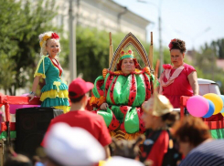 Гонки на колесницах придумали организаторы Арбузного фестиваля в Камышине в этом году