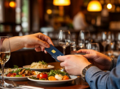 «Отдыхающие в ресторанах должны задуматься о наших парнях»: в России предложили перечислять процент от чека в общепите бойцам СВО