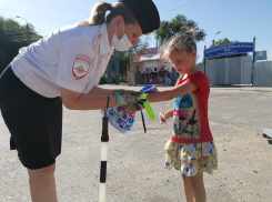 Сотрудники ОГИБДД Камышина «подсветили» юных пешеходов, вручив им браслеты безопасности