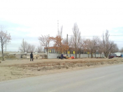 В Камышине у остановки «Молодежная» собственник земельного участка приступил к строительству торгового центра