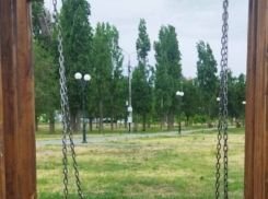 На набережной Камышинки «ушатали» новые качели: что дальше?