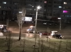 В Камышине МБУ «Благоустройство» вышло на ночные чистки дорог колоннами техники