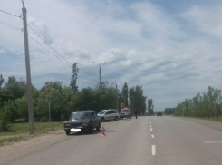 В Камышине на улице Волгоградской отечественные легковушки выясняли, кто «круче», а в больницу отправилась пассажирка-пенсионерка 