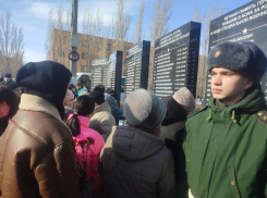 Простые камышане и чиновники пришли с цветами к мемориалу воинам на 3-м городке, здесь открыли две новые памятные плиты с именами героев СВО