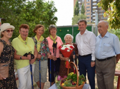 Станислав Зинченко прибыл с букетом поздравить со 100-летним юбилеем камышанку-долгожительницу Александру Емелину