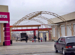 Камышане советуют чиновникам, как замаскировать перед Новым годом вход в недоделанный парк 