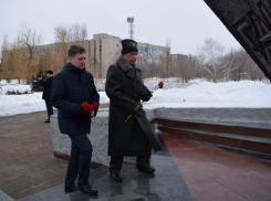 Глава Камышина Станислав Зинченко и его первый заместитель Дмитрий Резвов принесли красные гвоздики к памятникам погибшим