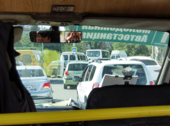 Большая пробка собралась на Бородинском мосту в Камышине с утра сегодня, 15 августа
