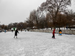 В Камышине в парке Комсомольцев-добровольцев, несмотря на ненастную погоду, взрослые и дети решили провести время на катке (ВИДЕО)