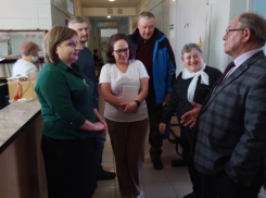 Глава Камышинского района Алексей Самсонов приехал посмотреть, как ремонтируется поликлиника в городском поселении Петров Вал