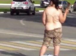 В Камышине прохожих шокировала почти раздетая  молодая женщина, пытавшаяся поймать попутку в центре города (ВИДЕО)