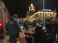 На вокзал Волгограда ночью прибыли эвакуированные из ДНР и ЛНР, в Камышине тоже готовят пункты временного размещения