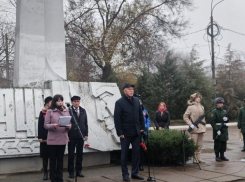 Спикер Камышинской городской думы Владимир Пономарев и вице-спикер Иван Иванов разом выступили у памятника комсомольцам-добровольцам